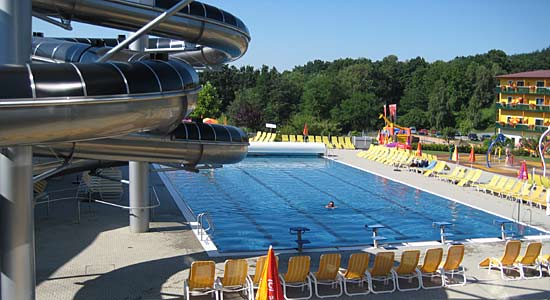 100 Meter Speedrutsche Therme Stegersbach, rechts hinten Thermenhotel PuchasPlus