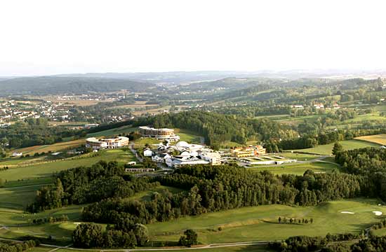 Blick auf die Therme Stegersbach, im Vordergrund Teil d. Golfplatzes