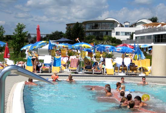 Eine Beckenlandschaft für Feinspitze - Therme Stegersbach für Familien